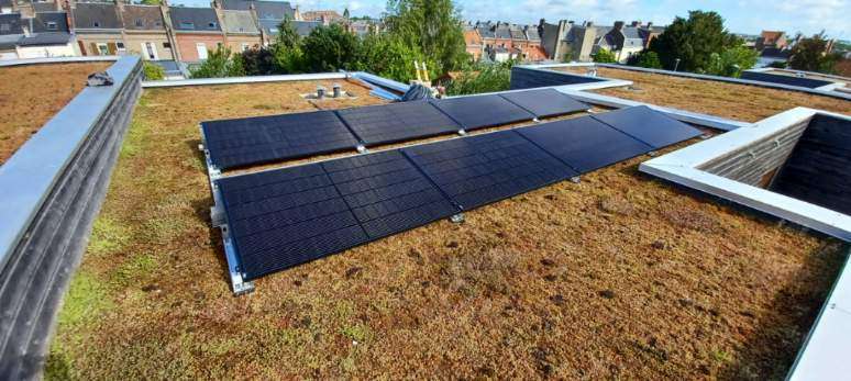 Toiture plate végétale et panneaux photovoltaïques posés dans le nord pas de calais.