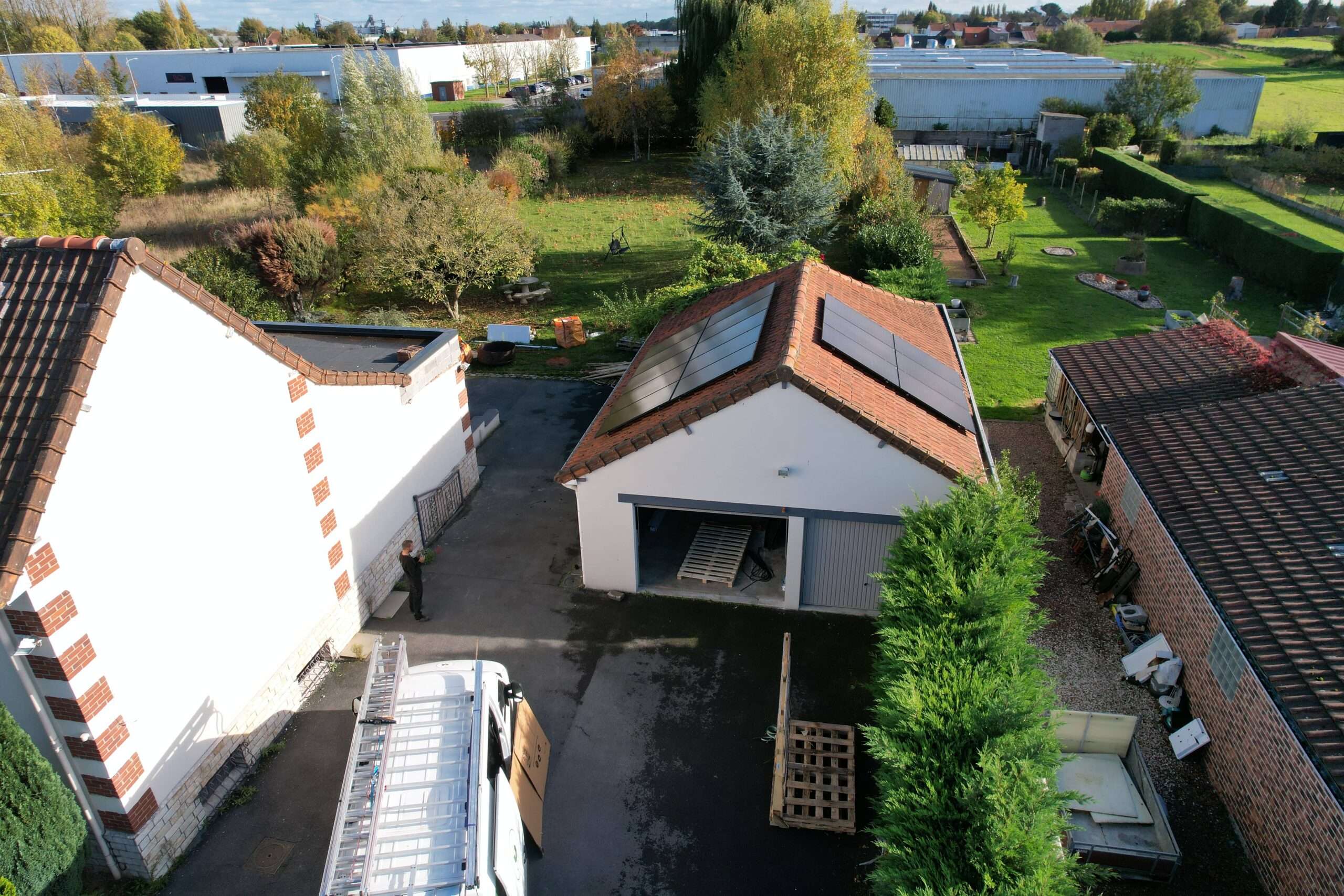 Garage avec panneaux photovoltaïques