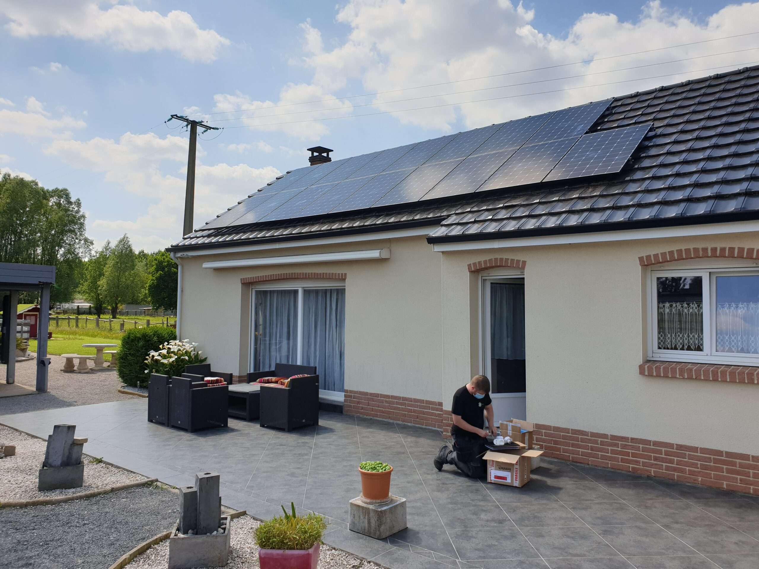 Pose de panneaux solaires sur le toit par les équipes NPE