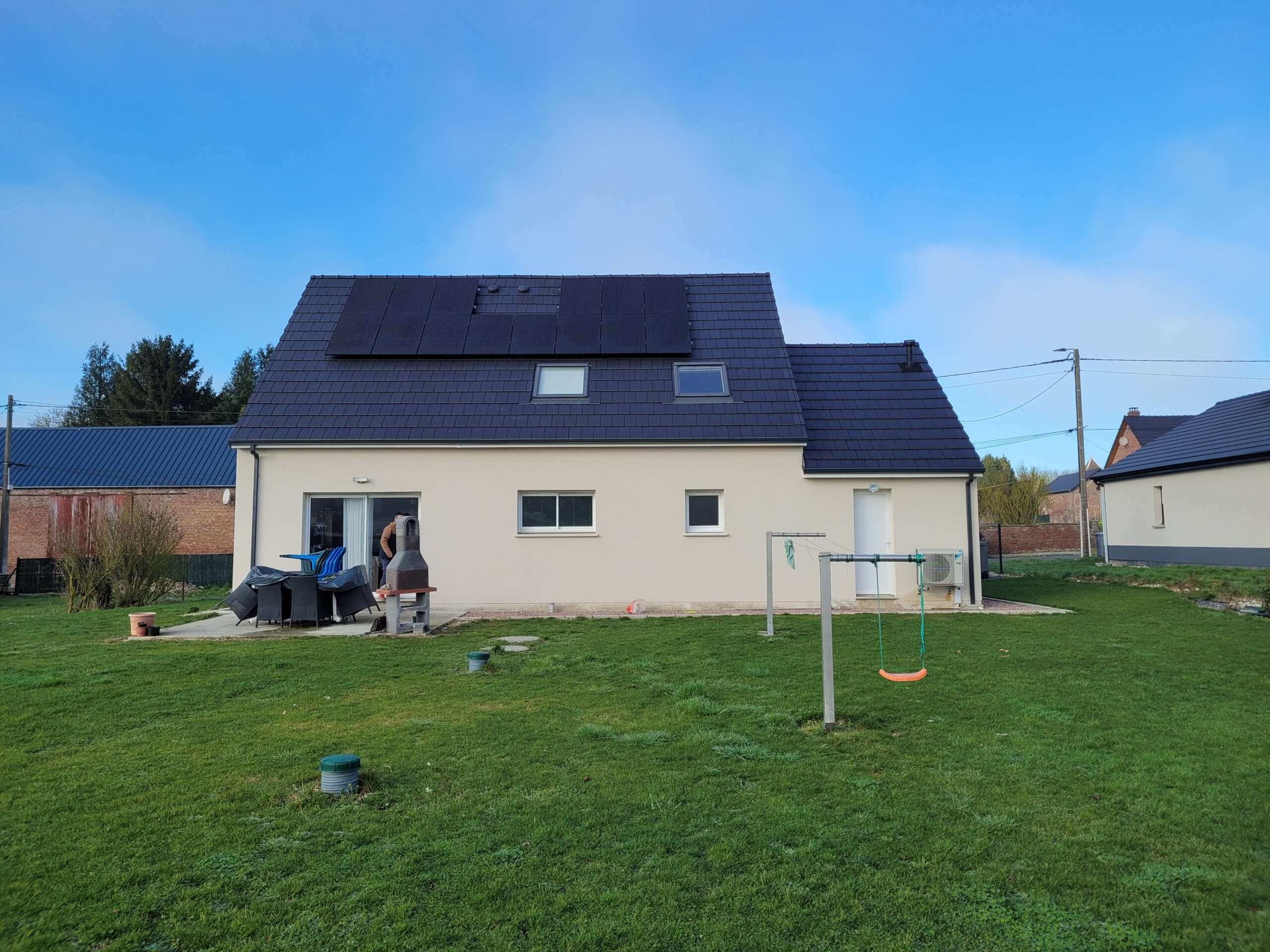 installation de panneaux solaires sur le toit.