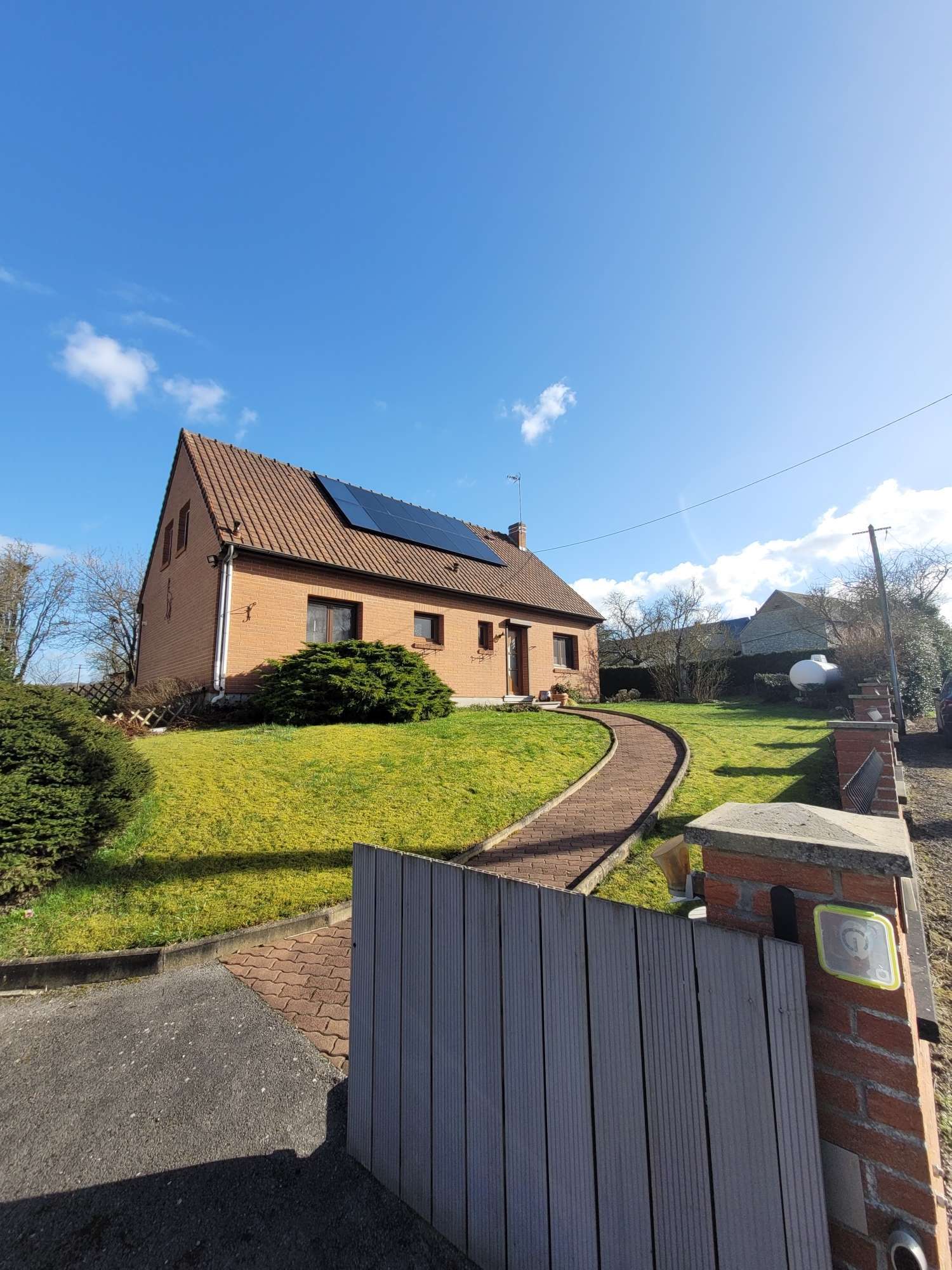 Maison dotée de panneaux aérovoltaïques dans le nord de la france