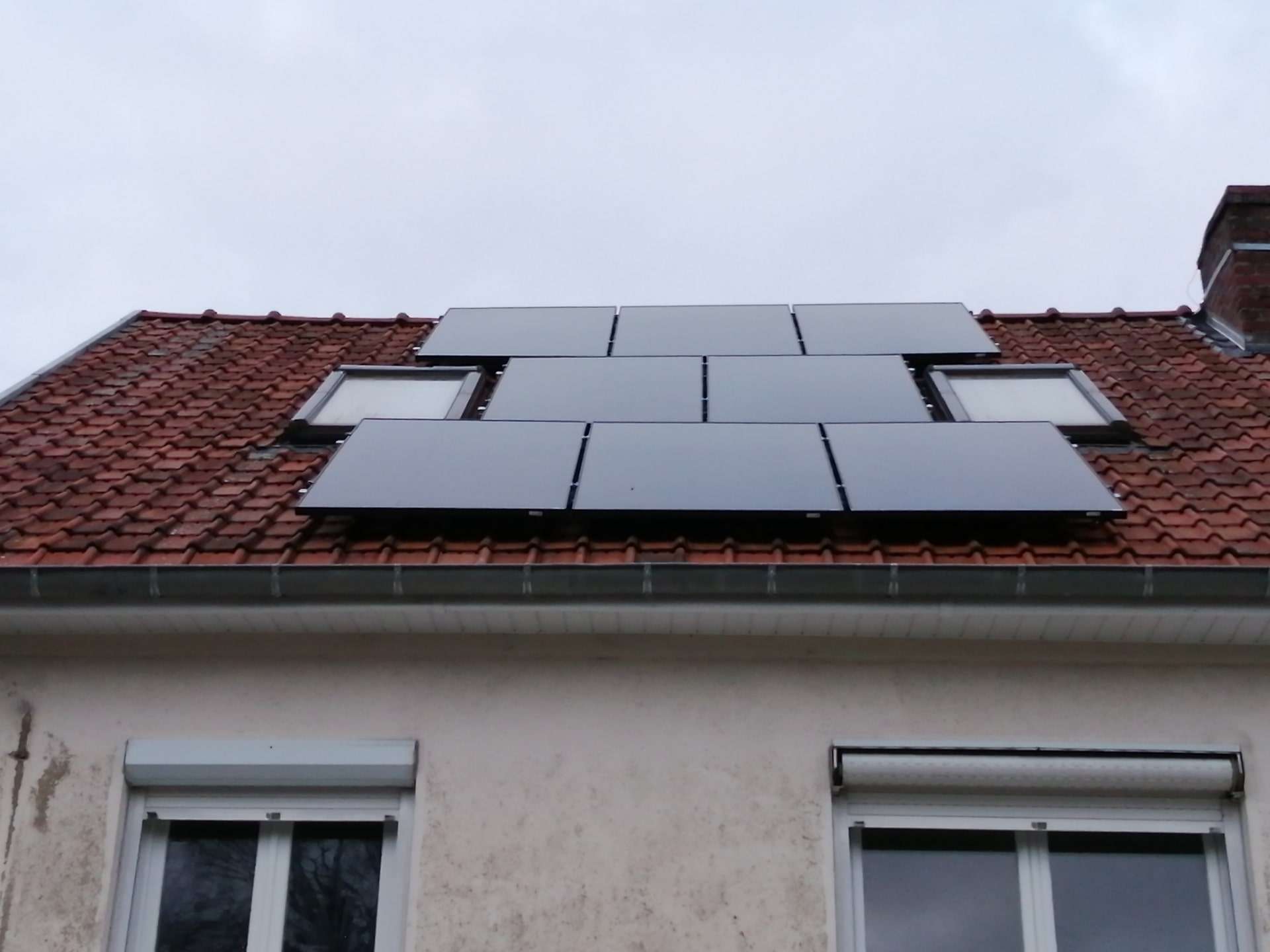 Toiture avec panneaux photovoltaïques installation hauts de france