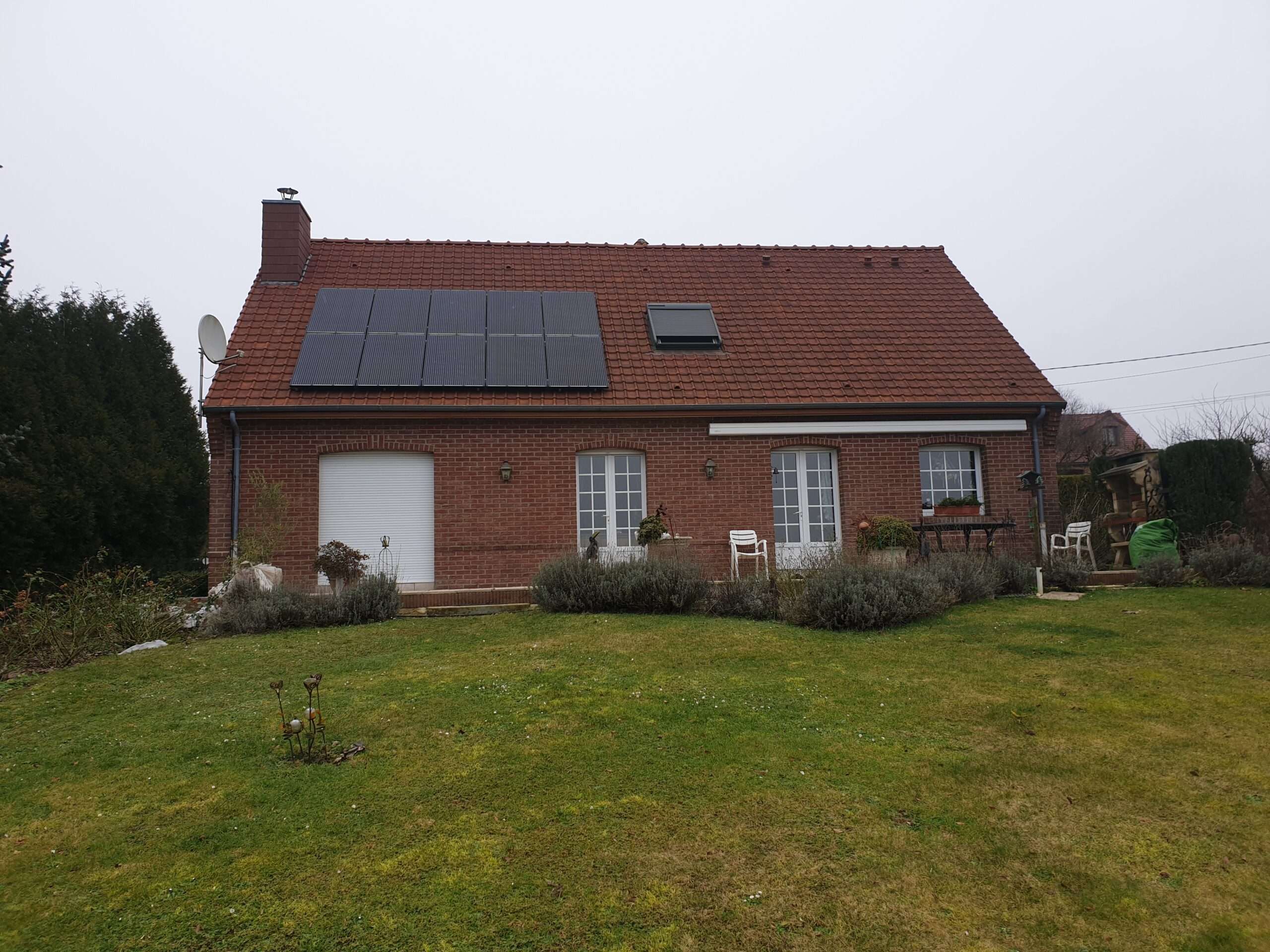 Maison avec installation photovoltaïque de 3kwc sur la toiture.