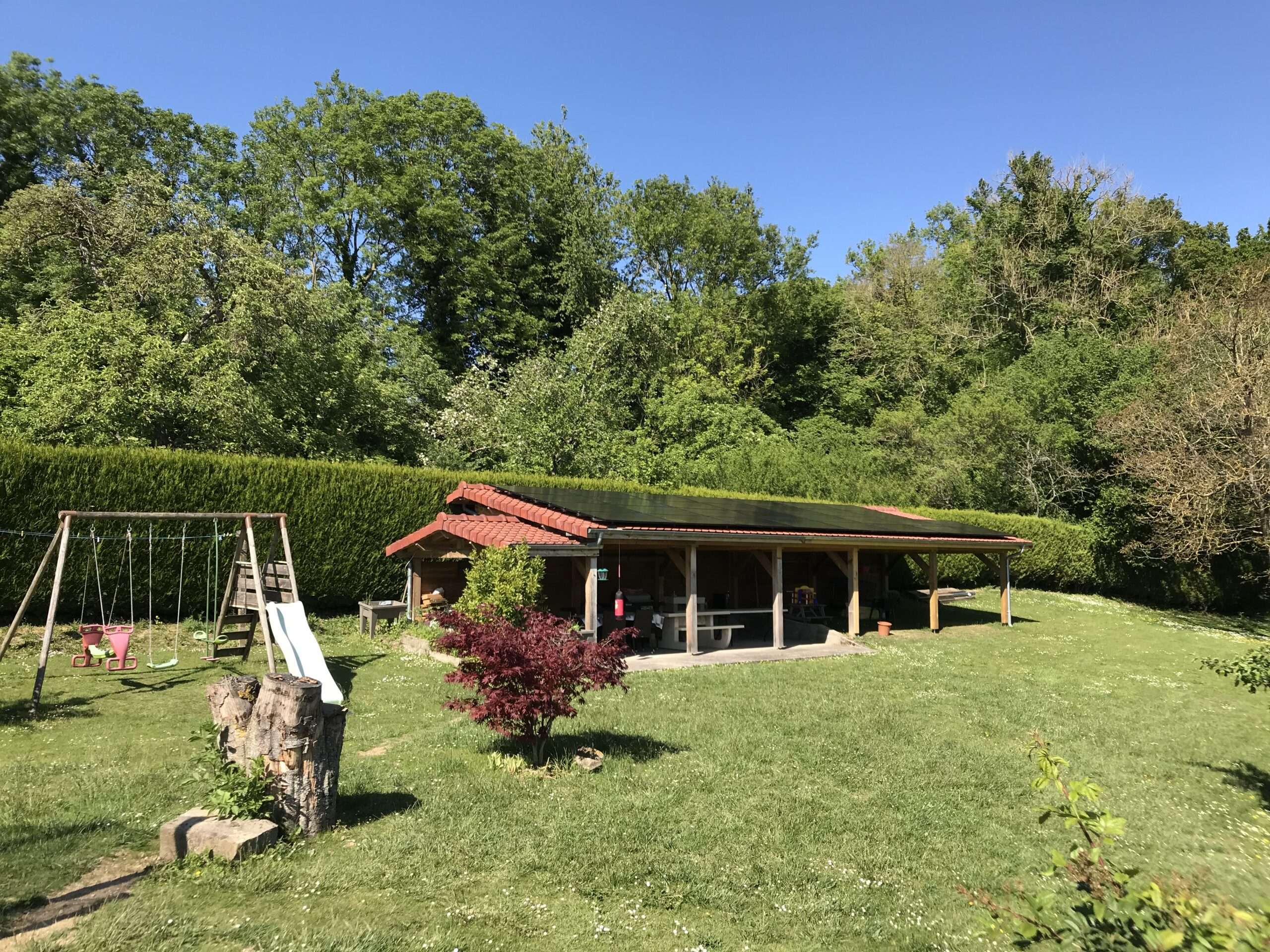 Abris de jardin avec installation de panneaux solaires. hauts de france