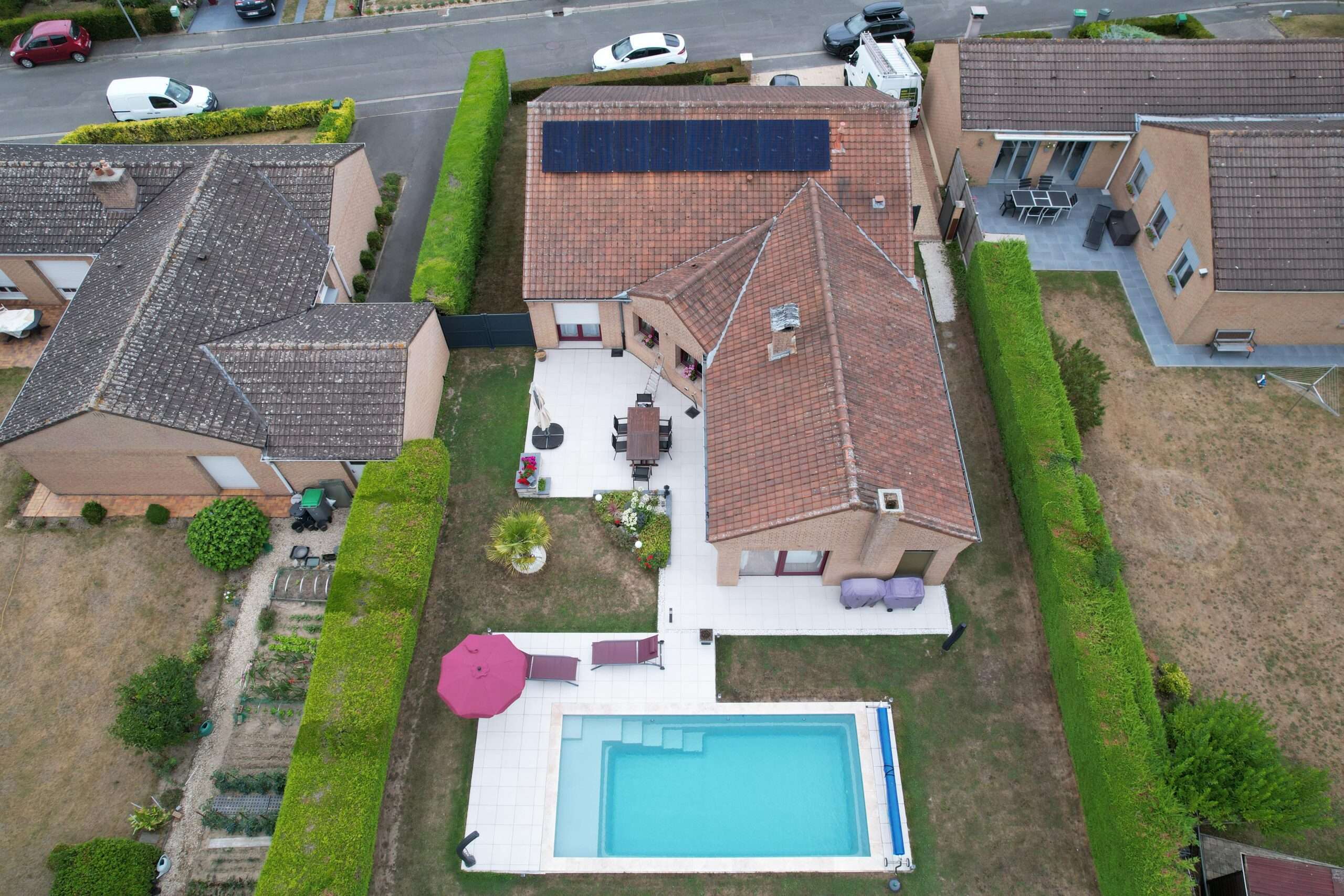 installation photovoltaïque dans le nord pas de calais pour des particulier quartier avec piscine creusée.