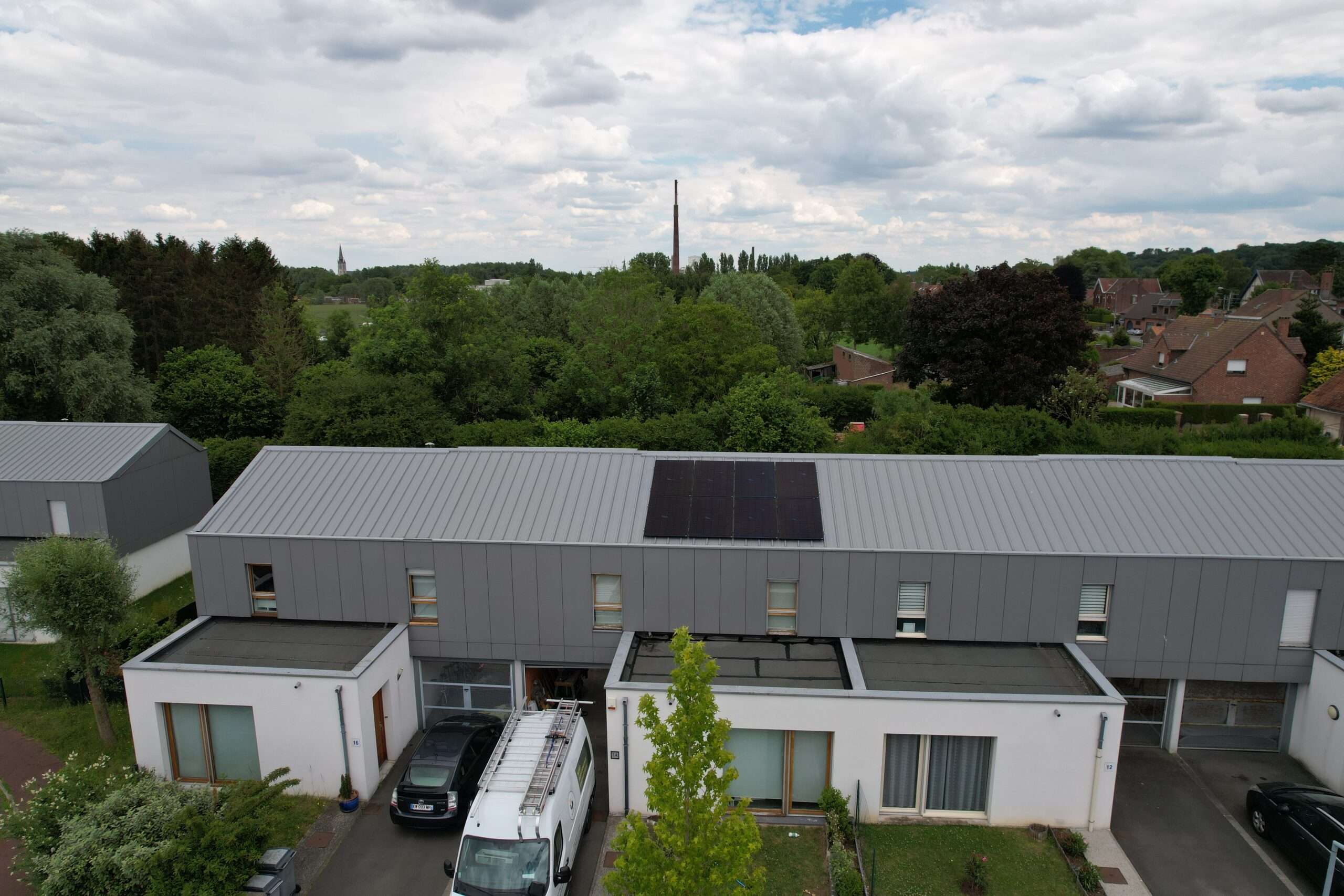 panneaux solaires sur toiture taule