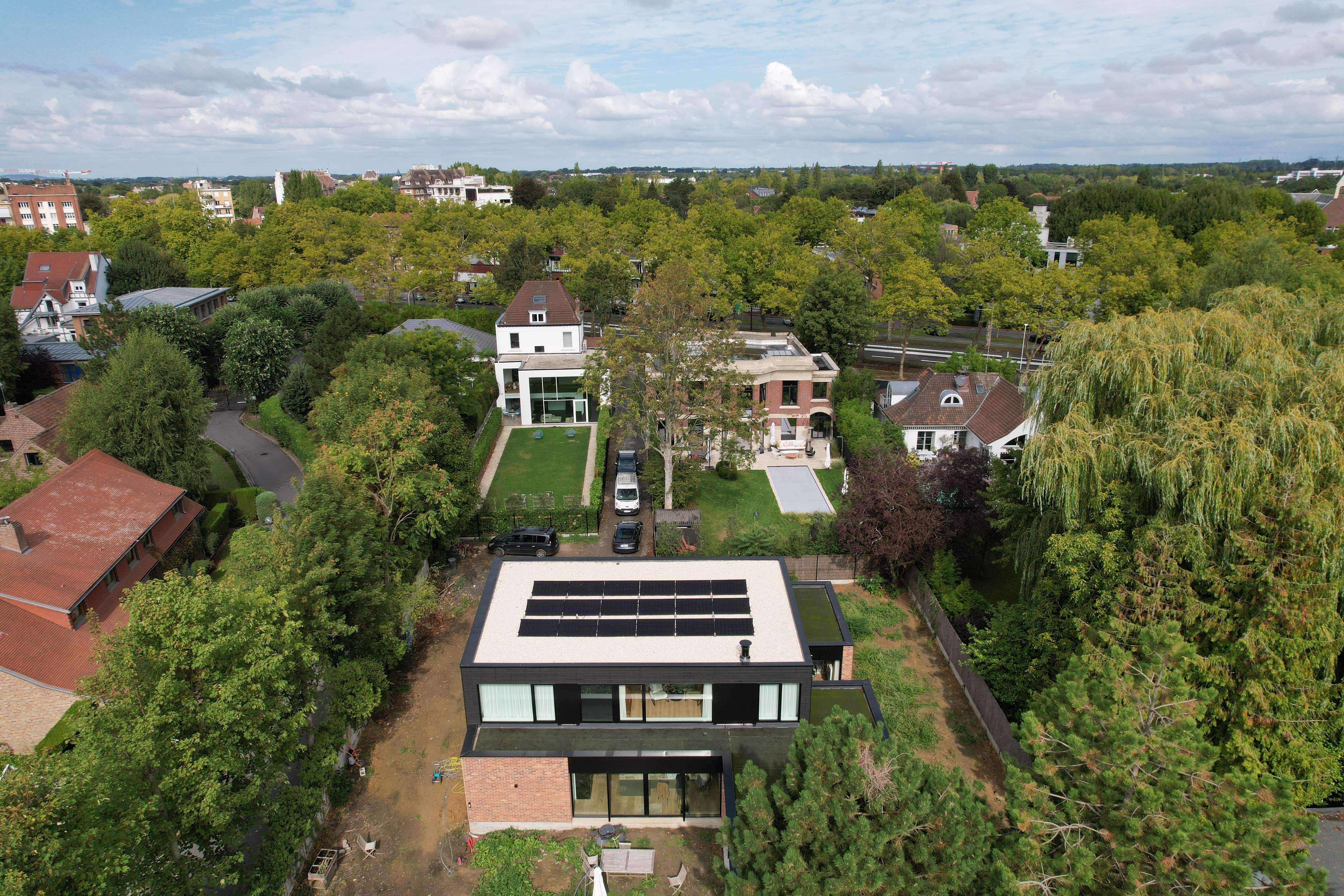 toiture plate avec panneaux solaires dans le nord