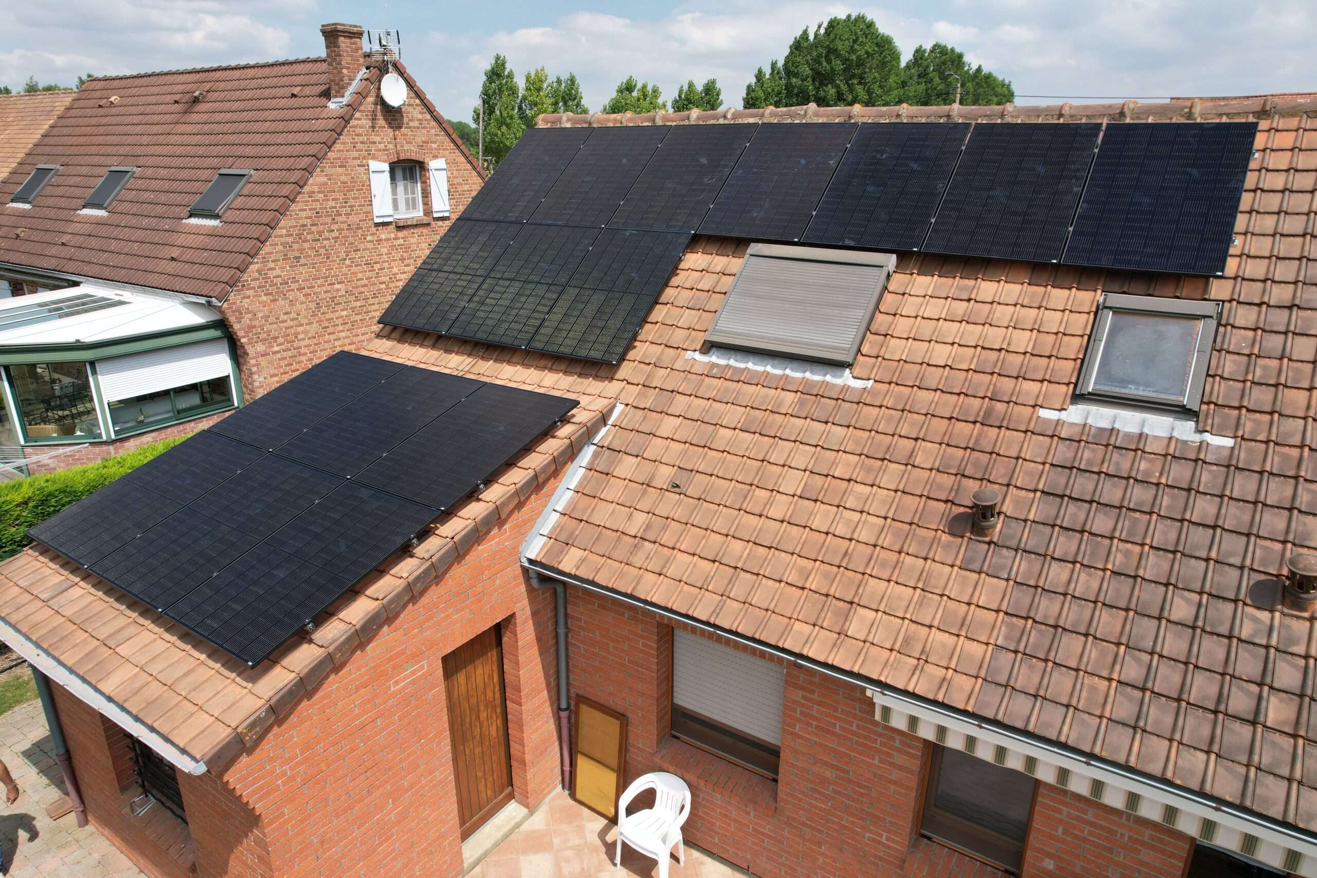 Installation de panneaux photovoltaïque sur la toiture et sur l'abris de jardin