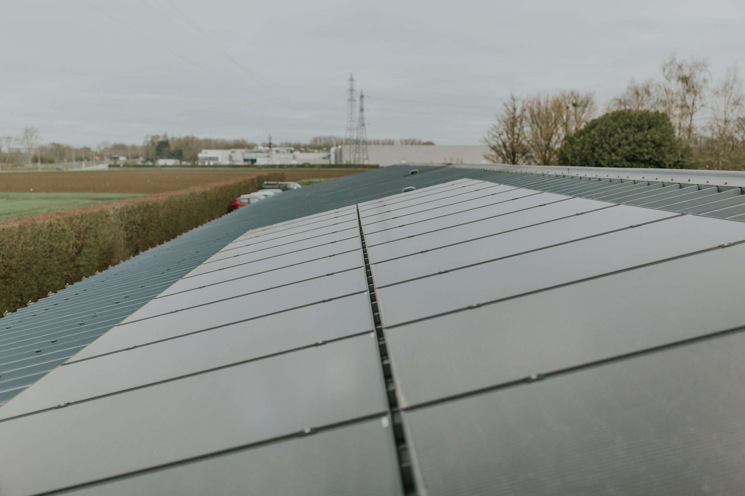 Panneaux photovoltaïques posés sur le toit d'un entrepôt professionnel