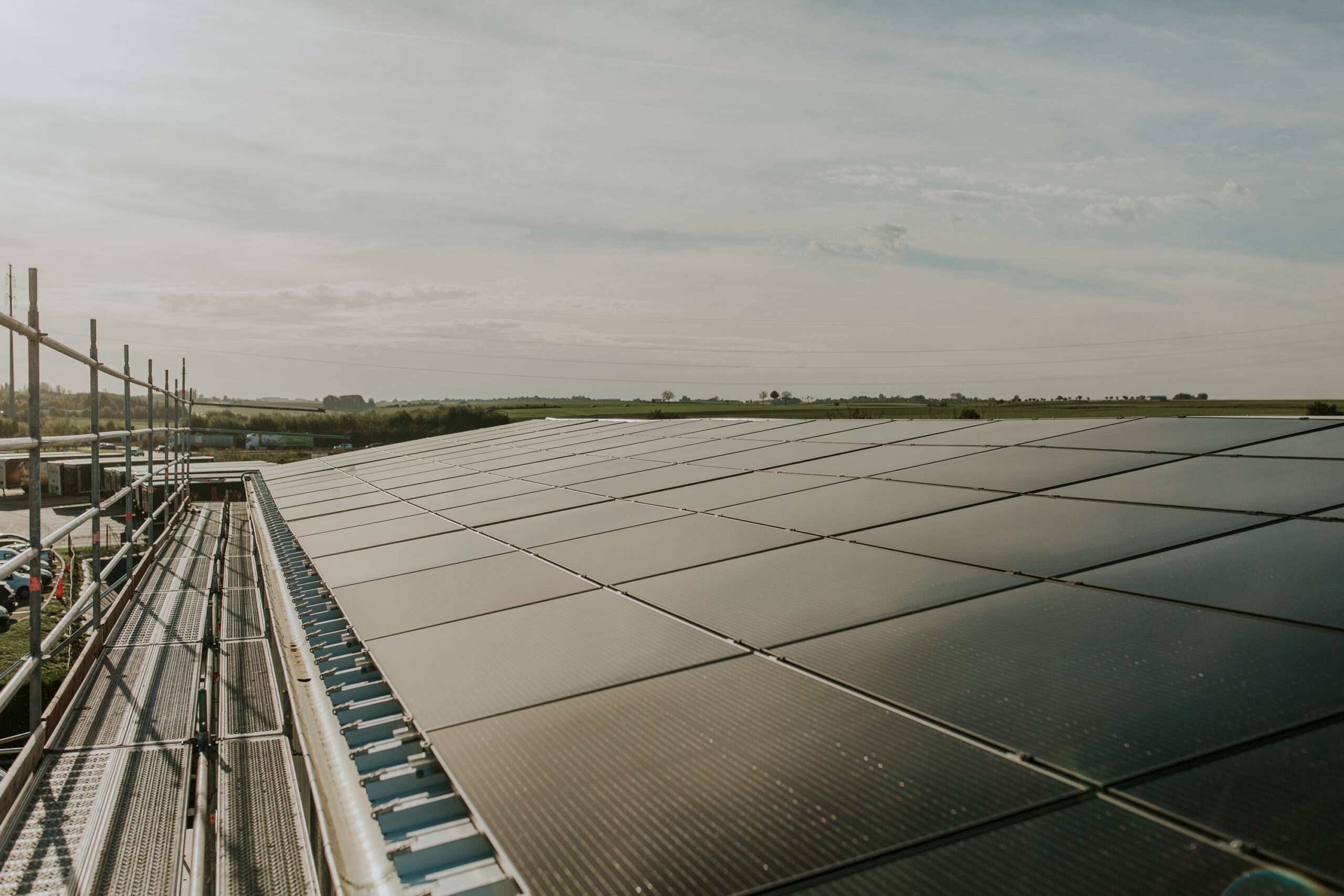 Panneaux photovoltaïques posés sur le toit d'un entrepôt professionnel