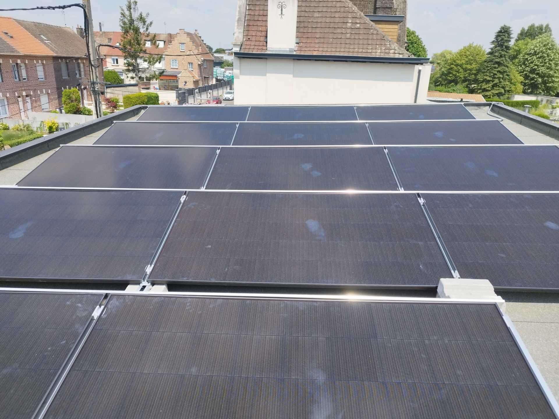 Panneaux solaires sur toiture plate